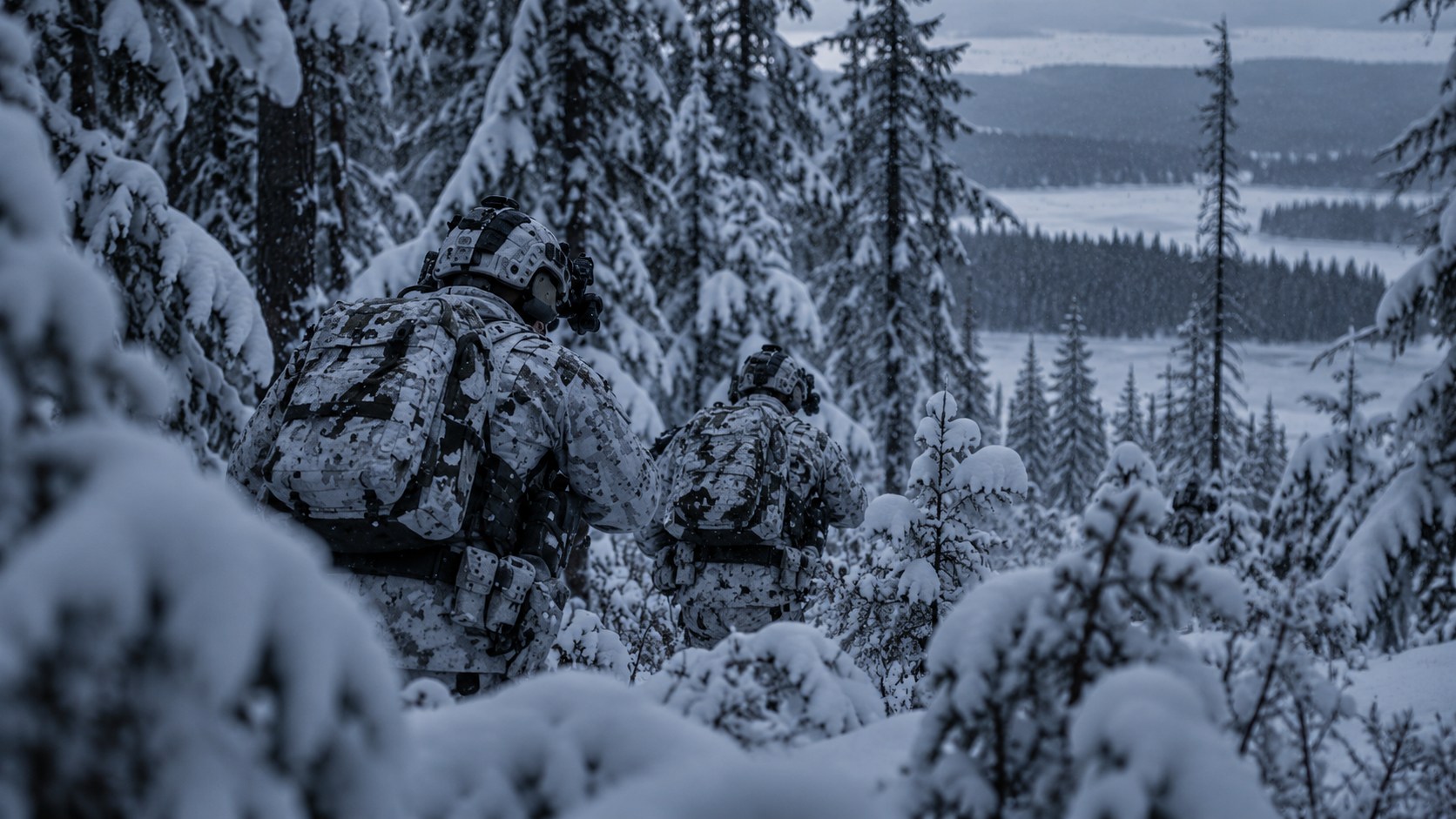 Två soldater framrycker genom en snötäckt nordisk skog